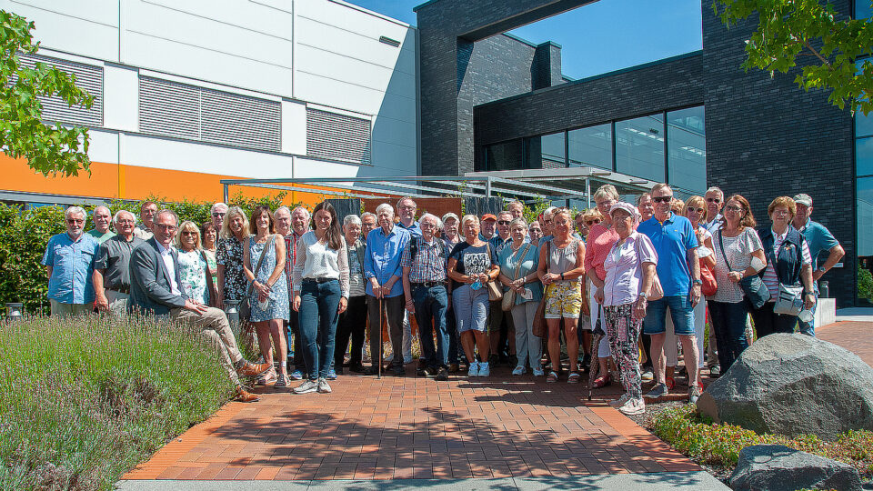 Als erster Stopp auf dem Programm der Sommertour 2022 von Landrat Michael Köberle (5.v.l.) stand für die Bürgerinnen und Bürger der Besuch der Limburger Blechwarenfabrik (Foto: Landkreis Limburg-Weilburg)